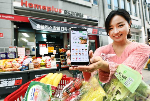 모델이 홈플러스 익스프레스 '즉시배송' 서비스를 알리고 있다[사진제공=홈플러스].