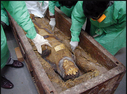 파키스탄에서 발견된 '페르시아 공주' 미라를 정밀분석하기 위해 고고학자, 법의병리학자로 구성된 감식팀이 들어 올리고 있다. 위키피디아 캡처