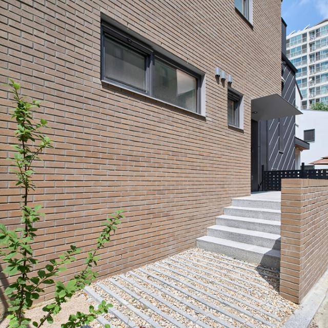 집의 주 출입구. 입구 계단과 바닥은 화려하지 않지만 간결한 구성으로 조성됐다. 최진보 건축사진작가 제공