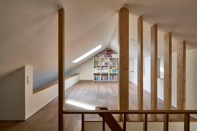 목구조가 적용돼 나무 기둥이 노출된 다락. 최진보 건축사진작가 제공