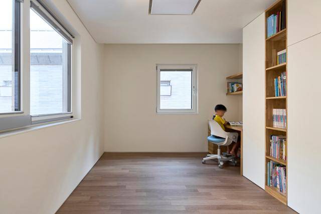 2층 아이방은 아이의 성장에 따라 변할 수 있도록 단순하게 구성했다. 최진보 건축사진작가 제공