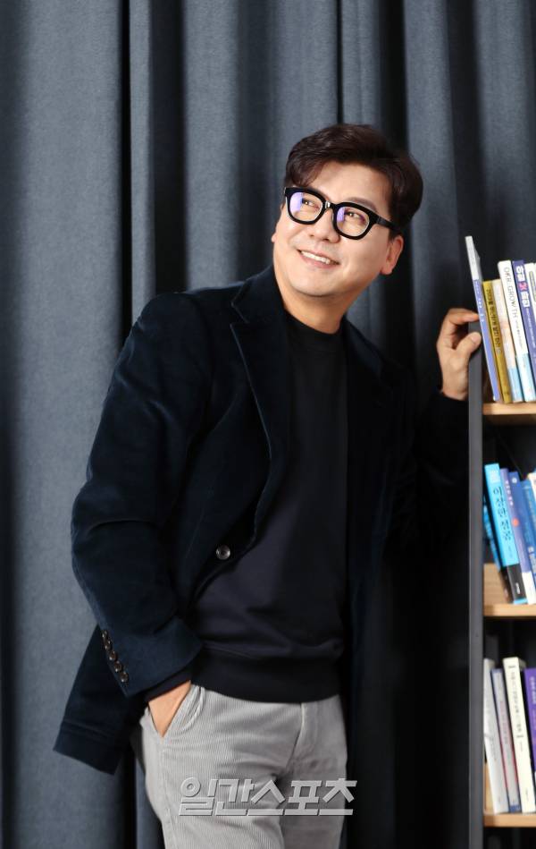 배우 손지창이 27일 오후 서울 순화동 KG타워에서 진행된 일간스포츠와의 인터뷰에 앞서 스튜디오에서 포즈를 취하고 있다. 김민규 기자 mgkim1@edaily.co.kr /2023.02.27/