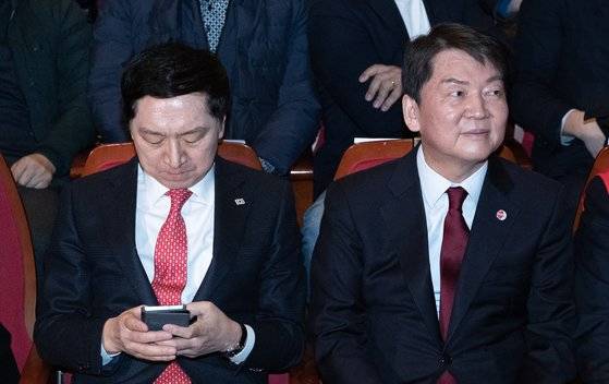 김기현(왼쪽), 안철수 국민의힘 대표 후보가 지난달 26일 오후 서울 도봉구민회관에서 열린 도봉갑 당협 신년 당원교육에 참석해 있다. 뉴스1