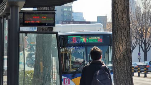 수원특례시의 한 버스정류장에 마을버스가 들어오고 있다. 김건주기자