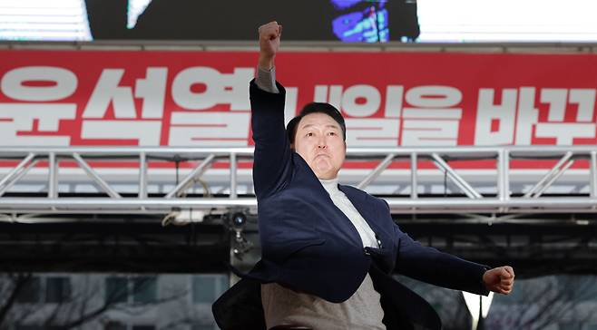 ▲ 3월7일 저녁 윤석열 국민의힘 대선 후보가 경기 평택역 광장 유세 현장에서 지지를 호소하고 있다. ⓒ 연합뉴스