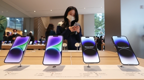 애플의 아이폰14 시리즈 공식 출시일인 작년 10월 7일 오전 서울 중구 명동 애플스토어에서 고객들이 제품을 살피고 있다. [사진 출처 = 연합뉴스]