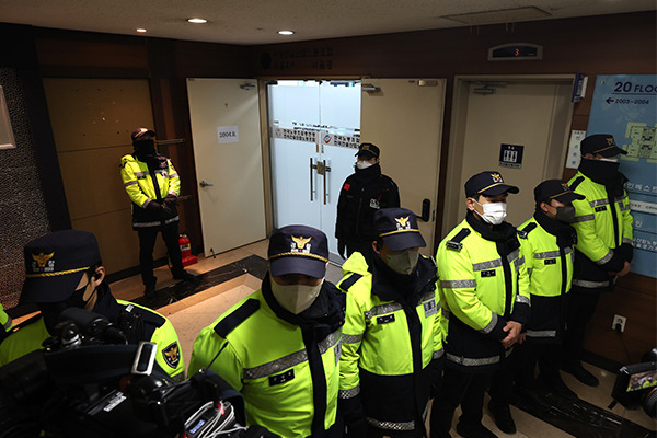 Seoul police raid labor organization offices over alleged illegal activities. [Photo by Yonhap]