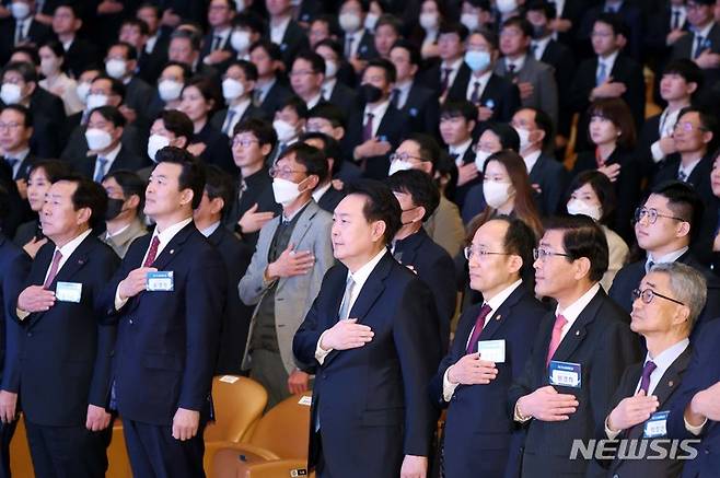 [서울=뉴시스] 홍효식 기자 = 윤석열 대통령이 3일 서울 강남구 코엑스에서 열린 제57회 납세자의 날 기념식에서 국기에 경례하고 있다. (대통령실통신사진기자단) 2023.03.03. yesphoto@newsis.com