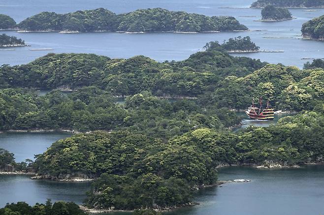 [사세보(일본 나가사키)=AP/뉴시스]지난해 5월6일 한 유람선이 일본 남서부 나가사키현 사세보에서 쿠주쿠시마 제도를 항해하고 있다. 일본어로 '아흔아홉 개의 섬'을 뜻하는 쿠주쿠시마 제도는 나가사키에서 가장 많은 관광객이 찾는 관광지 중 하나다. 2023.03.03 *재판매 및 DB 금지