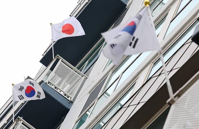 삼일절인 3월1일 세종시 한 아파트 베란다 국기게양대에 일장기가 걸려 있다. ⓒ 연합뉴스