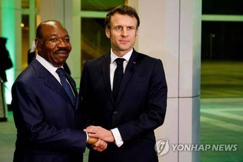 마크롱, 가봉서 아프리카 4개국 순방 시작 (리브르빌 AFP=연합뉴스) 에마뉘엘 마크롱 프랑스 대통령과 알리 봉고 가봉 대통령이 1일(현지시간) 수도 리브르빌에서 만나 기념촬영을 하고 있다. 2023.3.2 photo@yna.co.kr
(끝)