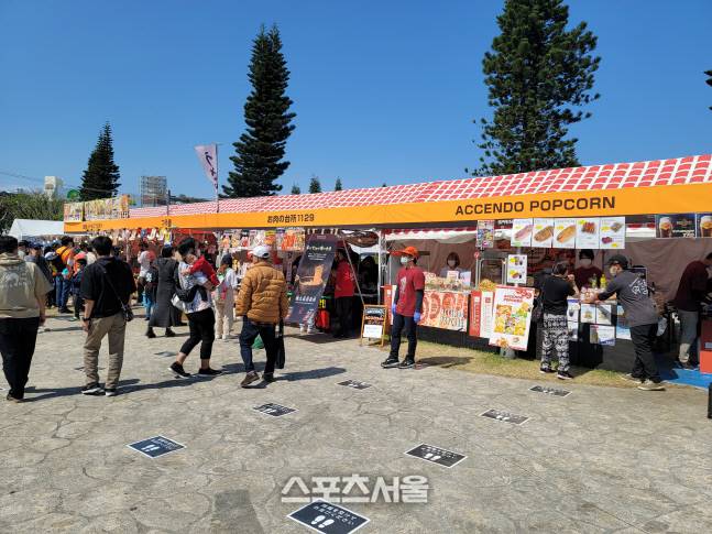 4일 삼성과 요미우리의 연습경기가 열리는 오키나와 나하 셀룰러 스타디움 앞 광장에 식음료 부스가 설치됐다. 사진 | 오키나와=김동영기자 raining99@sportsseoul.com