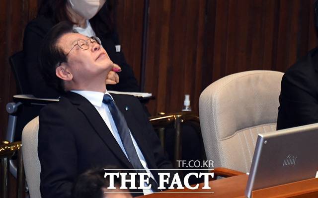 [더팩트ㅣ국회=이새롬 기자] 이재명 더불어민주당 대표가 27일 오후 서울 여의도 국회 본회의장에서 열린 본회의에서 자신의 체포동의안 요청 이유에 대한 한동훈 법무부 장관의 발언을 듣고 있다.