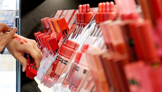 화장품 진열대 /뉴스1