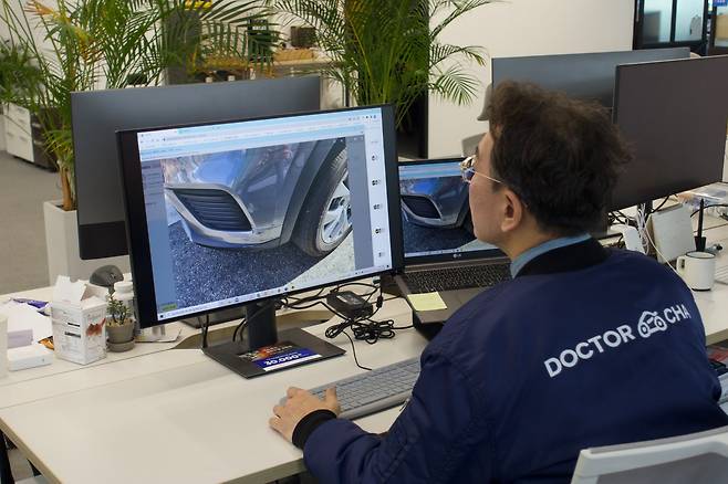 김병근 오토피디아 대표가 고객이 보내준 차량 사진을 확인하고 있다./오토피디아 제공