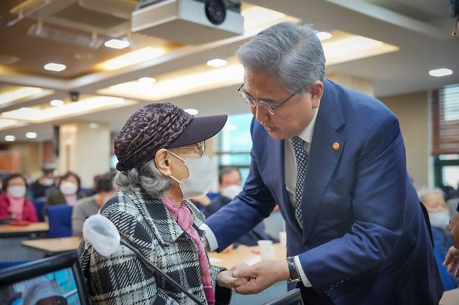 박진 외교부 장관이 28일 오후 서울 서울지방변호사회관에서 일본 강제징용 피해자 및 유족과의 면담을 갖고 있다./외교부 제공