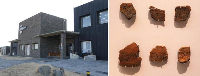 고산리유적 전시관과 그 곳에 전시된 풀집토기 조각들. 짚으로 눌린 흔적이 남아 있다.