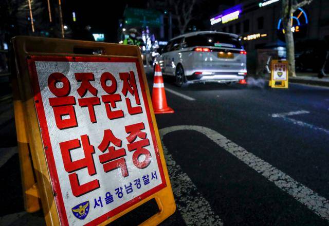 1월 4일 서울 강남구 압구정로데오역 인근 도로에서 강남경찰서 경찰관들이 연말연시 음주운전 특별단속을 하고 있다. 뉴시스