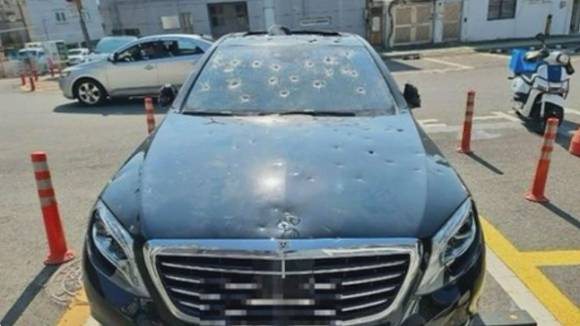 온라인 커뮤니티에서 화제를 모은 부산 '벤츠 S500' 파손 사건의 전말이 밝혀졌다. [사진=에펨코리아]