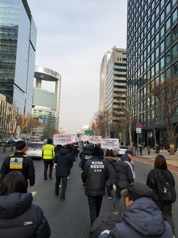 코로나19 백신 피해자와 가족들이 지난달 11일 정부에 백신 피해 대책을 요구하며 거리 행진을 하고 있다. 코로나19백신피해자가족협의회 제공