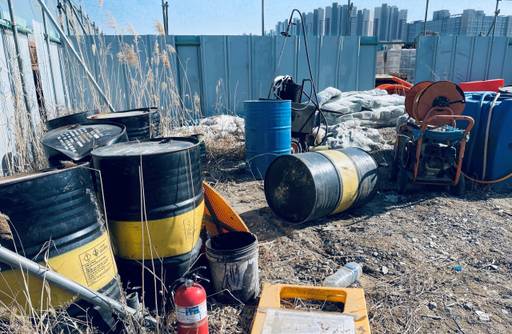 한국수자원공사(K-water)의 시화MTV 내 미매각 토지를 임대받아 야적장으로 사용 중인 금호건설㈜ 의 하도급업체인 ㈜계림토건이 현장관리를 제대로 하지 않아 각종 불법이 난무하고 있다. 사진은 각종 폐기물이 적치된 현장. 김형수기자