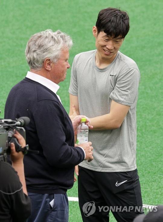 2002년 한일 월드컵 20주년을 맞아 지난해 6월 5일 서울월드컵경기장 보조구장에서 열린 '월드컵 레전드 올스타전'에서 거스 히딩크 전 국가대표 감독과 박지성 전북 현대 어드바이저가 대화를 나누고 있다. [연합뉴스]