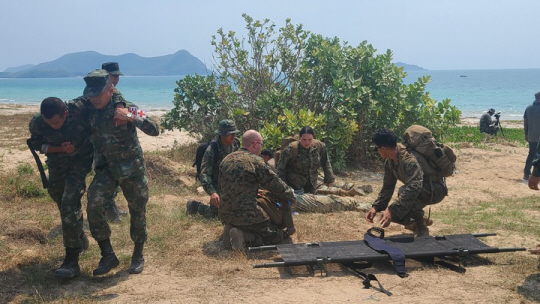 태국 다국적연합훈련에서 한국군 부사관이 상륙작전 예행연습 중 중상을 입는 사고가 발생, 미군과 태국군의 신속한 현장 조치 후 한국으로 후송됐다. 사진은 지난 2일 미군과 태국군이 부상자 이송을 위한 훈련을 하는 모습. 뉴시스 제공