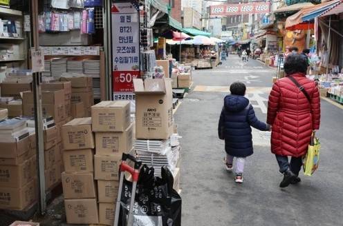 할머니 손을 잡고 걷는 아이. [연합]