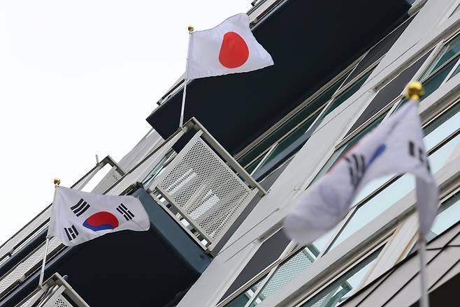 삼일절인 1일 오후 세종시 한 아파트 베란다 국기게양대에 일장기가 걸려 있다. 세종시 맘카페 등 인터넷 커뮤니티에서는 이같은 행위를 비판하는 글이 올라오고 있다. [연합]