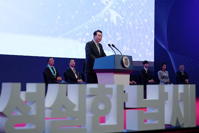 윤석열 대통령이 3일 서울 강남구 코엑스에서 열린 제57회 납세자의 날 기념식에서 축사하고 있다. 대통령실 제공