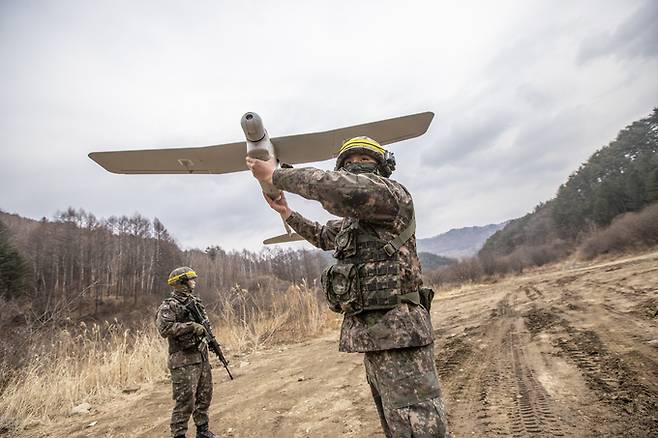 육군 장병들이 대대급 무인정찰기를 이륙시키기 위한 준비를 하고 있다. 세계일보 자료사진