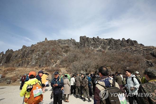 북적이는 무등산 정상부 (광주=연합뉴스) 조남수 기자 = 국립공원의 날을 기념해 올해 첫 무등산 정상 개방 행사가 열린 4일 광주 무등산국립공원 정상부가 시민들로 북적이고 있다. 천왕봉, 지왕봉, 인왕봉 3개 봉우리를 통칭하는 무등산 정상부는 1966년 군부대가 주둔하며 출입이 통제됐다. 2011년부터 때때로 개방된 정상이 오는 9월부터 상시 개방될 예정이다. 2023.3.4 iso64@yna.co.kr