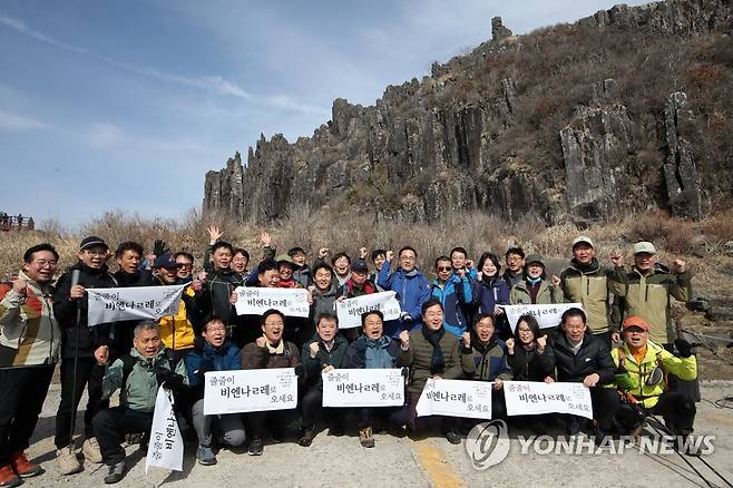 2023년 첫 무등산 정상 개방 (광주=연합뉴스) 조남수 기자 = 국립공원의 날을 기념해 올해 첫 무등산 정상 개방 행사가 열린 4일 광주 무등산국립공원에서 정상에 오른 강기정 광주시장이 시민들과 함께 기념사진을 찍고 있다. 2023.3.4 iso64@yna.co.kr