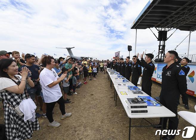 4일(현지시간) 호주 맬버른 애벌론 공항에서 열린 '2023 호주 애벌론 국제에어쇼'에서 대한민국 공군 특수비행팀 블랙이글스(Black Eagles) 조종사들이 관람객을 향해 인사하고 있다. (공군 제공) 2023.3.5/뉴스1