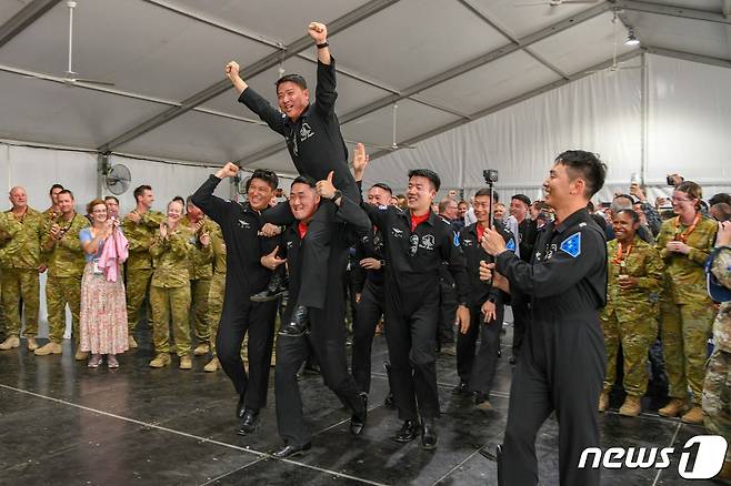 4일(현지시간) 호주 맬버른 애벌론 공항에서 열린 '2023 호주 애벌론 국제에어쇼'에서 대한민국 공군 특수비행팀 블랙이글스(Black Eagles)가 종합 최우수상(Best Overall Display)에 선정되자 조종사들이 환호하고 있다. (공군 제공) 2023.3.5/뉴스1