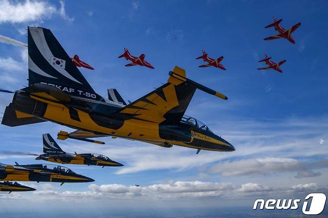 블랙이글스가 17일(현지시간) 영국에서 열린 RIAT 에어쇼에서 영국 공군 특수비행팀 레드 애로우즈(Red Arrows)와 우정 비행을 선보이고 있다. (공군 제공) 2022.7.18/뉴스1
