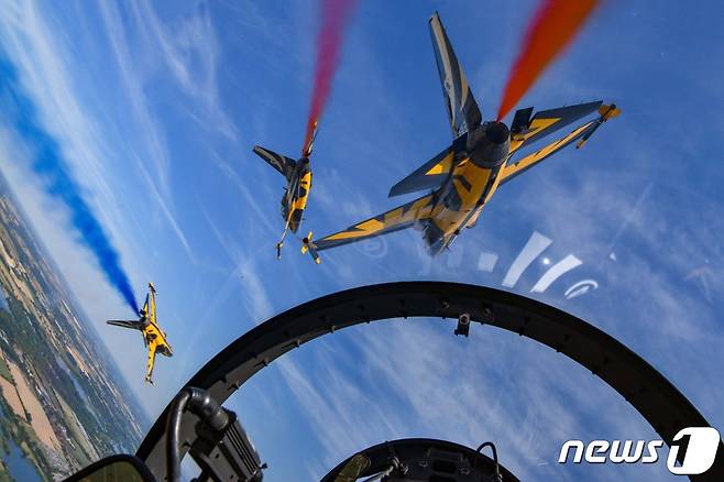 공군 특수비행팀 블랙이글스가 지난 15~17일 영국에서 열린 RIAT(Royal International Air Tatoo) 에어쇼에서 고난도 기동을 선보이고 있다. (공군 제공) 2022.7.18/뉴스1