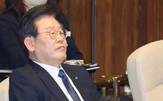 이재명 더불어민주당 대표가 지난달 27일 오후 국회에서 열린 본회의에서 본인의 체포동의안 부결 결과를 듣고 있다. 앞서 지난 16일 검찰은 위례 신도시·대장동 개발 특혜와 성남FC 후원금 의혹 등과 관련, 이 대표에 대한 구속영장을 청구했고, 법원은 이튿날 검찰에 체포동의 요구서를 보냈다. <연합뉴스>