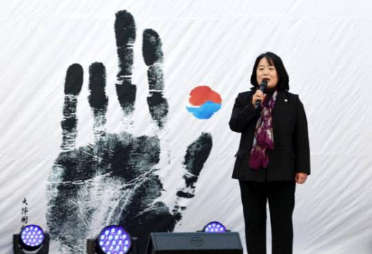 윤미향 무소속 의원이 4일 오후 서울 중구 숭례문 앞 대로에서 열린 29차 촛불대행진에서 발언하고 있다. <연합뉴스>