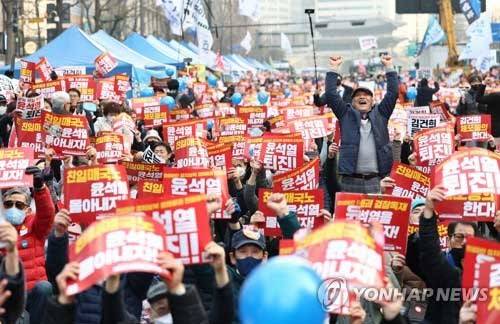 4일 오후 서울 중구 숭례문 앞 대로에서 촛불행동 주최로 열린 29차 촛불대행진에서 참석자들이 '윤석열 퇴진' 등 구호를 외치고 있다. <연합뉴스>