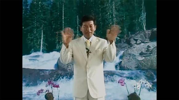 한국교회가 폭발적으로 성장하던 시기는 바로 산업화의 시기와 일치한다. 1970년대 박정희 정권의 산업화 정책이 성공하면서 도시로 대거 몰린 젊은이들이 기댈 곳은 교회였다. [사진=넷플릭스]