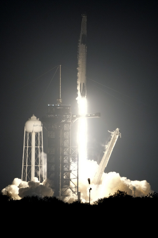 SpaceX 발사 2일(현지시간) 미 플로리다주 케이프 커내버럴의 케네디 우주센터에서 유인 우주선을 탑재한 스페이스X 팰컨9 로켓이 발사되고 있다. 우리나라는 미국의 NASA와 유사한 우주항공청 출범을 준비하고 있다. 뉴시스