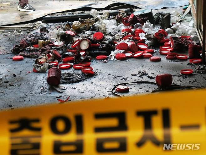 [인천=뉴시스] 김동영 기자 = 5일 오전 인천 동구 현대시장 점포들이 전날 발생한 화재로 불에 탔다. 전날 현대시장에서 발생한 화재로 인해 시장 내부 212개 점포 가운데 55개 점포가 불에 탔다. 2023.03.05. dy0121@newsis.com