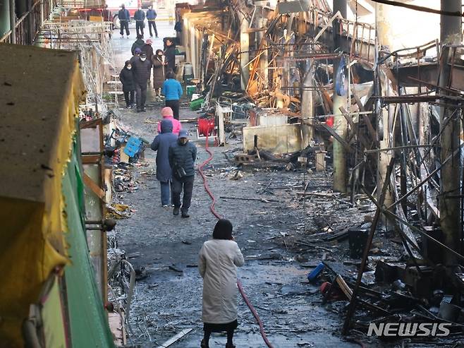 [인천=뉴시스] 김동영 기자 = 5일 오전 인천 동구 현대시장 점포들이 전날 발생한 화재로 불에 탔다. 전날 현대시장에서 발생한 화재로 인해 시장 내부 212개 점포 가운데 55개 점포가 불에 탔다. 2023.03.05. dy0121@newsis.com