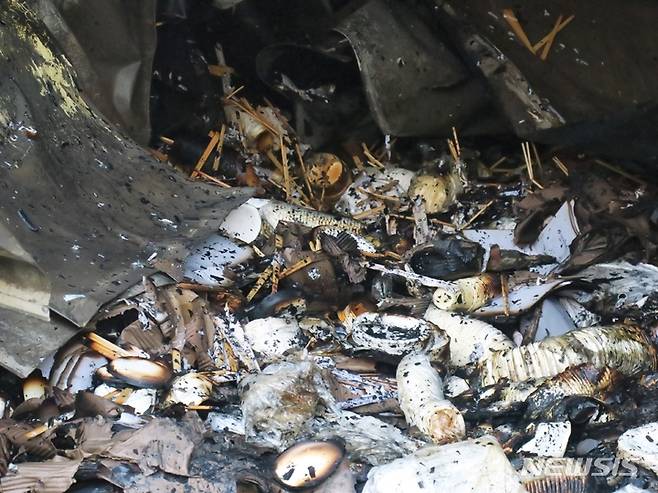 [인천=뉴시스] 김동영 기자 = 5일 오전 인천 동구 현대시장 점포들이 전날 발생한 화재로 불에 탔다. 전날 현대시장에서 발생한 화재로 인해 시장 내부 212개 점포 가운데 55개 점포가 불에 탔다. 2023.03.05. dy0121@newsis.com