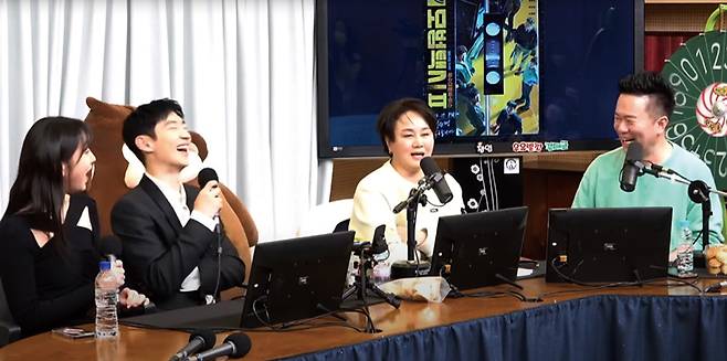 방송인 이경실(오른쪽에서 두번째)이 2월17일 방송된 SBS 파워FM 《두시탈출 컬투쇼》에 스페셜 DJ로 출연해 게스트로 출연한 배우 이제훈 등과 이야기를 나누고 있다. ⓒsbs 컬투쇼 유튜브 캡쳐