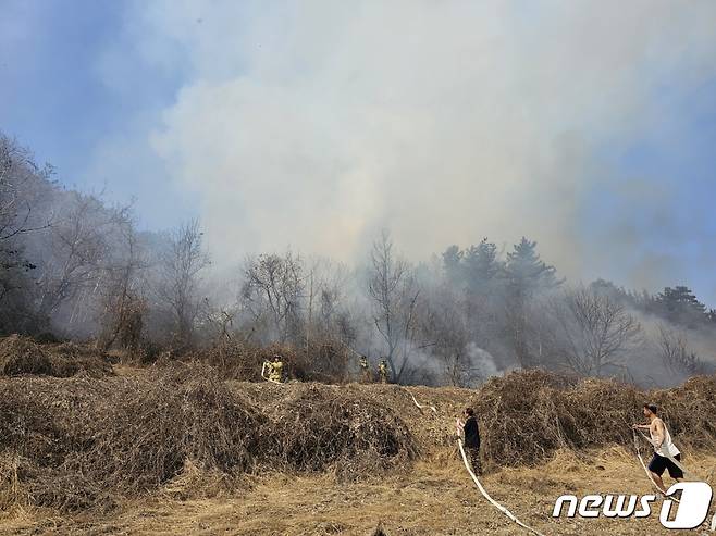 6일 오후 1시6분께 전북 임실군 임실읍 금성리 인근 야산에서 불이 났다.(산림청 제공)2023.3.6/뉴스1