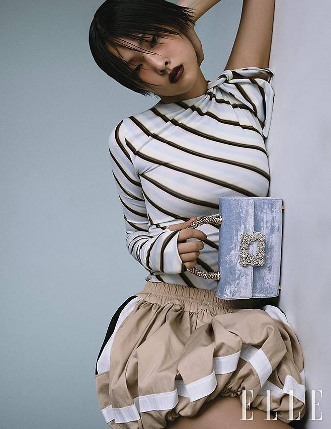 꽃 모양의 주얼 장식이 돋보이는 ‘플라워 스트라스 주얼 앤밸롭’ 미니 백은 Roger Vivier. 스트라이프 톱과 미니 스커트는 모두 Kijun.