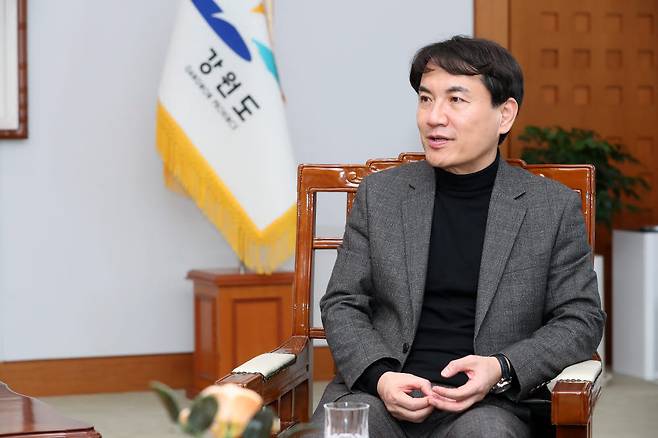 김진태 강원도지사가 본지와 인터뷰하고 있다. 강원도청 제공