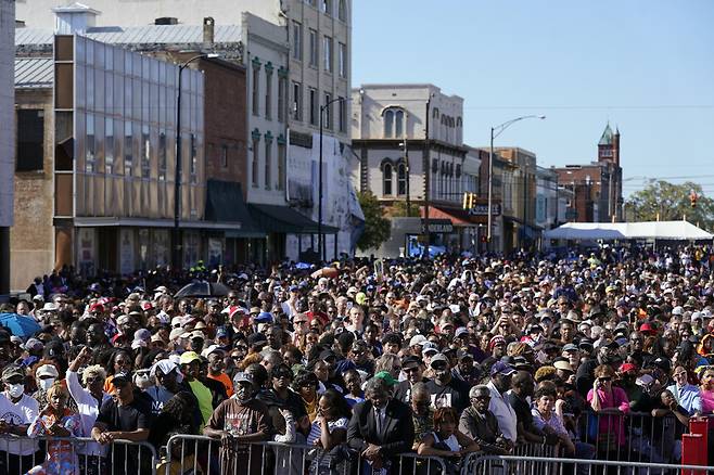 ‘피의 일요일’ 58주년 기념식이 열린 5일(현지시각) 미국 앨라배마주 셀마의 거리에 연설을 들으려는 시민들이 모며 있다. 셀마/AP 연합뉴스